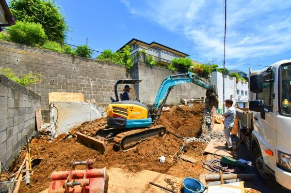 横浜市神奈川区浦島丘の売地の前面道路含む現地写真|周辺は生活利便施設が点在しています。
是非一度、現地へお越しください！
ご自宅までの送迎も可能です！