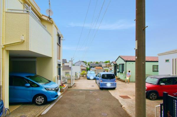 横浜市神奈川区松見町４丁目の中古一戸建の前面道路含む現地写真|広々とした前面道路！
駐車も楽に行えます。