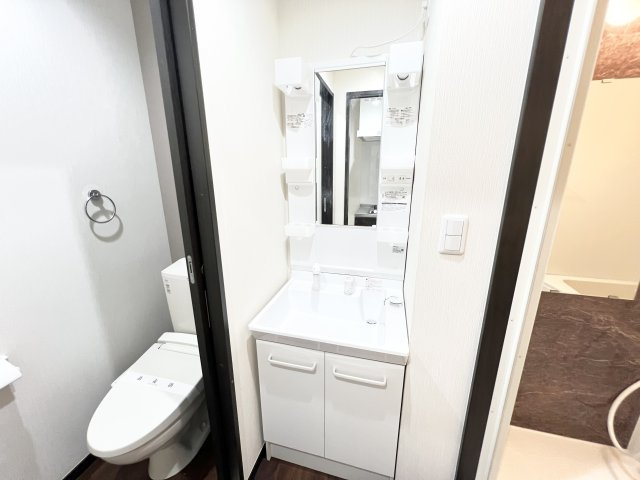 ヴィラ・アヴェニューⅡの洗面所|ゆったりとスペースのある洗面所