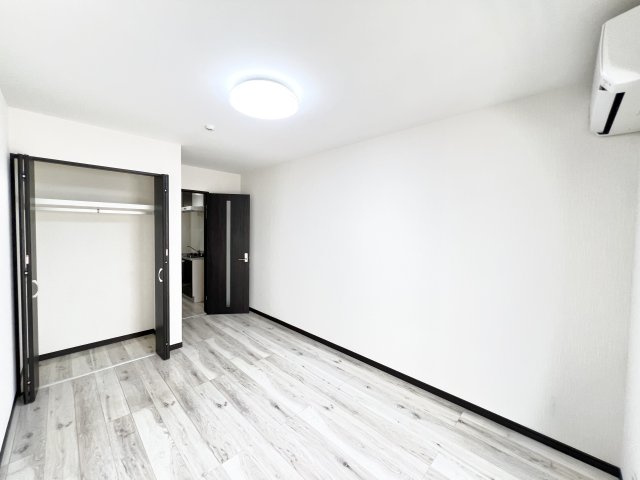 ヴィラ・アヴェニューⅡの居間・リビング|こちらのリビングで趣味の時間をお楽しみください