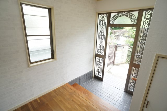 武庫山１丁目貸家の玄関