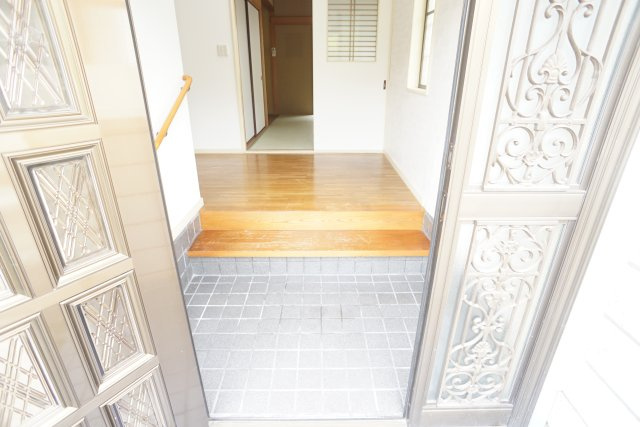 武庫山１丁目貸家の玄関