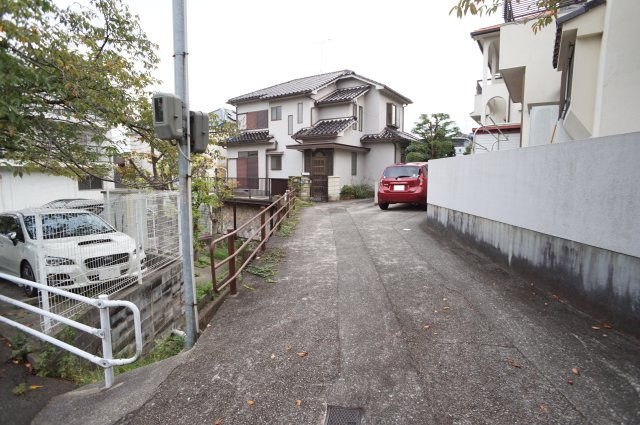 武庫山１丁目貸家の駐車場