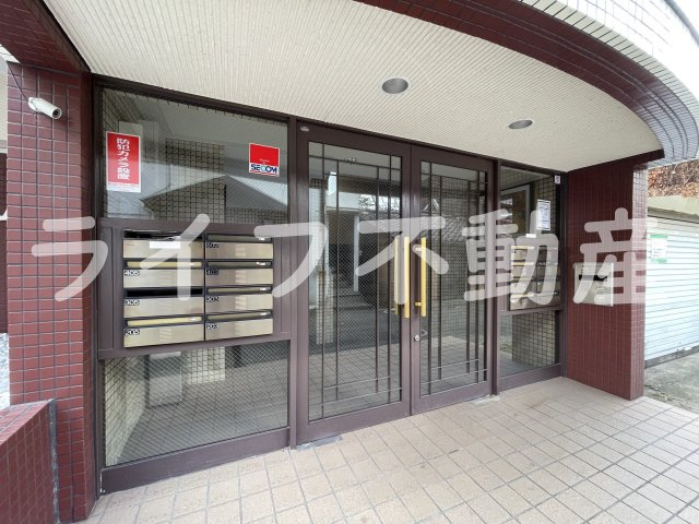 メゾンイサムのエントランス|毎日通るエントランスはこのようになっています