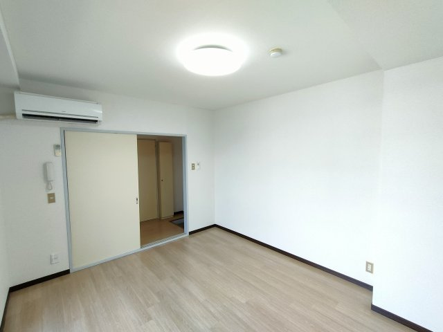 あたらしやマンションの洋室