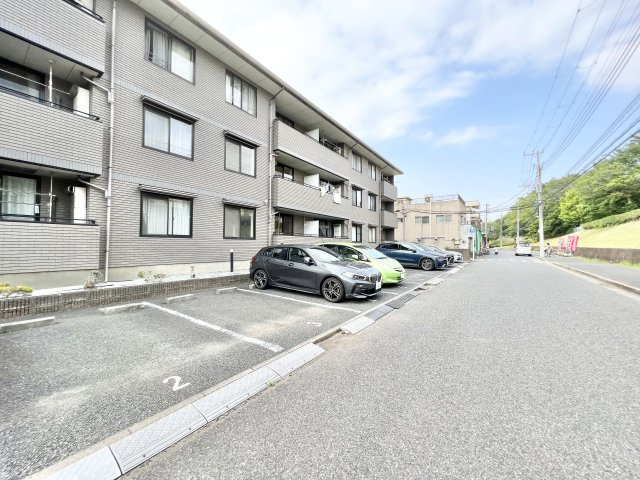 カーサみつわ台　Eの駐車場|車をお持ちの方に嬉しい駐車場付きの物件です