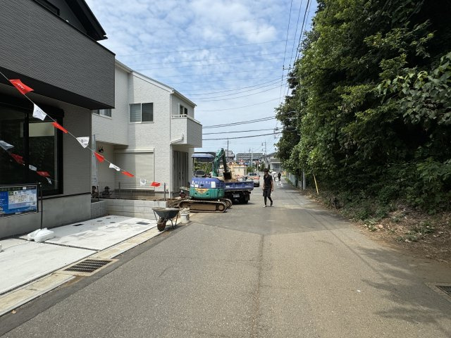 松戸市二十世紀が丘丸山町新築戸建【大橋小学校：6分】の前面道路含む現地写真|東側前面道路・幅員約6ｍ