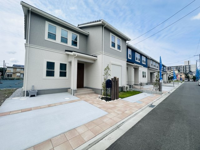 平塚市菫平　ウィザースタウン湘南平塚　大型分譲住宅の前面道路含む現地写真