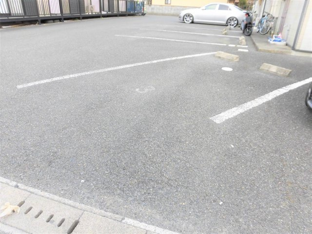 ノースフィールド深池Bの駐車場