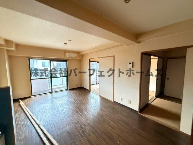 パープルソシアの居間・リビング|おしゃれな居間です