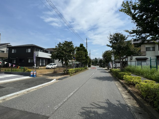 松戸市二十世紀が丘美野里町新築戸建【大橋小学校：6分】の前面道路含む現地写真|南東側前面道路