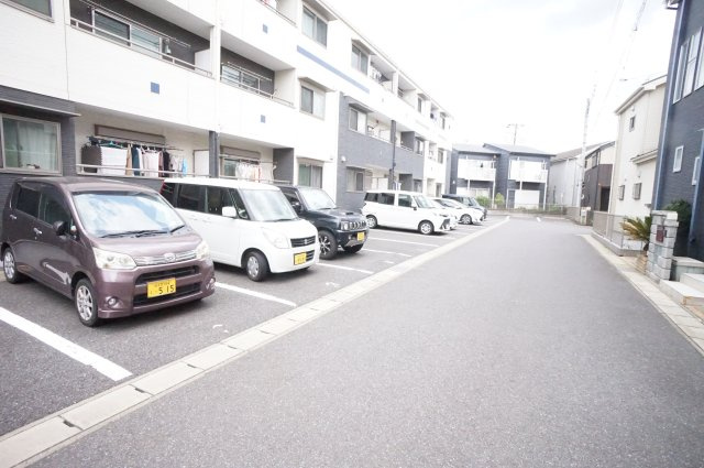 ミリアビタ翼の駐車場