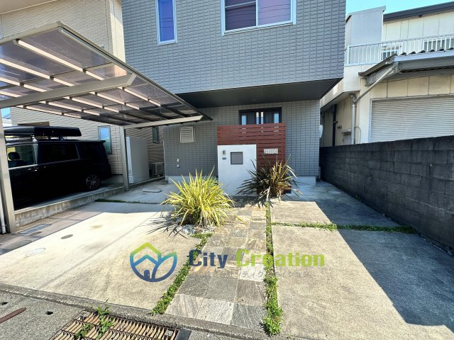 平塚市東八幡　ストックヘーベルハウスの駐車場