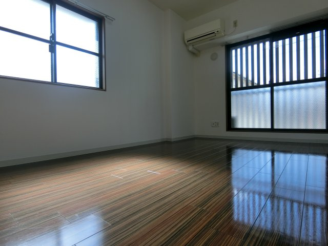 Luxe智恵光院の居間・リビング|101号室