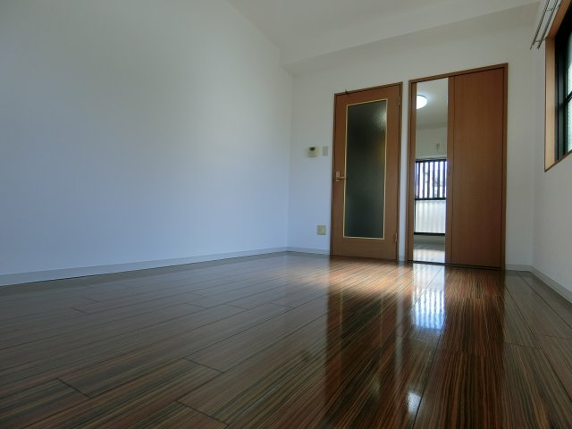 Luxe智恵光院の居間・リビング|202号室