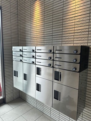 【その他共用部分】 | ルーチェ日吉 | 共用エントランスには宅配BOXがあるので荷物の受け取りもスムーズに♪再配達を依頼する手間が省けます☆