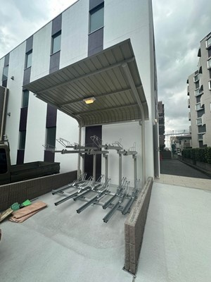 【その他共用部分】 | ルーチェ日吉 | 屋根付きの駐輪場で雨が降っても大切な自転車が濡れなくてすみますね♪荷物が重いときに自転車があれば助かりますね！