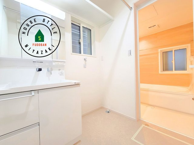 第14中西町モデル（1号棟）の脱衣所|ゆとりの洗面スペースで朝の身支度もスムーズに。暮らしを快適に変えるシャワー付洗面台です！