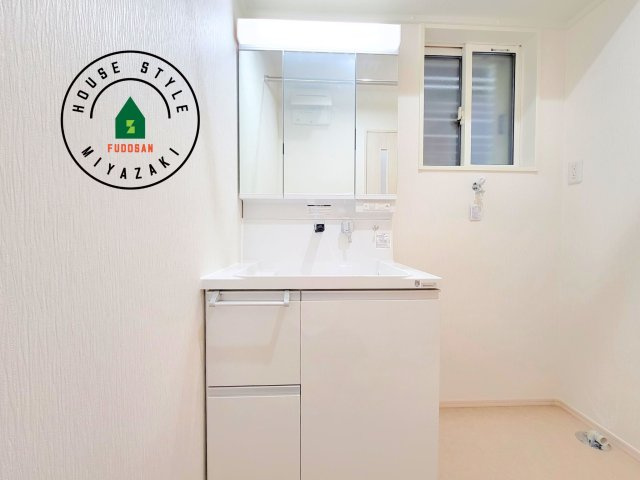 第14中西町モデル（1号棟）の独立洗面台|毎日使うものだから清潔な空間を保ちたい水回り。洗面にはそんな願いを解消させてくれる収納アイデアが満載です。三面鏡の裏側にはキャビネットが現れ小物から背の高い物まで収納できます。