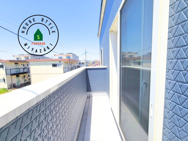 第14中西町モデル（1号棟）のバルコニー|風をしっかりと感じられるバルコニーでは、毎日が洗濯日和です。広々としているので洗濯も楽しくなるでしょうし、気分転換にバルコニーからの眺めを楽しむのもいいでしょう。