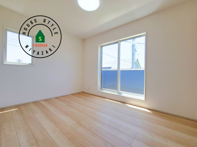 第14中西町モデル（1号棟）の洋室|柔らかい陽光が差し込む明るいお部屋を演出する設計。彩光の取れる窓が気持ちの良いお部屋を創り上げます。