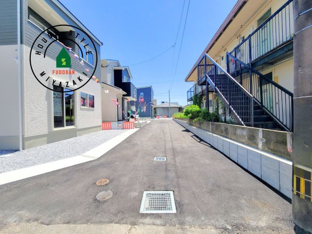 第14中西町モデル（1号棟）の前面道路含む現地写真|前面道路は閑静な住宅地をはしる車通りの少ない道路。お車の出し入れが苦手なママや小さなお子様にも安心ですね。しっかり舗装もされているので、ベビーカーや自転車で通っても快適に通行できます。