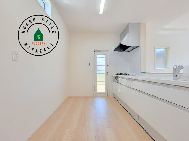 第14中西町モデル（1号棟）のキッチン|明るいキッチン作業スペースを多くとりました。ご夫婦でキッチンに立っても調理がしやすい広さです。食器類もすっきりと片付く収納は魅力的です。