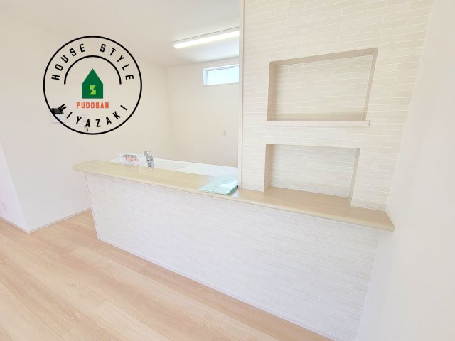 第14中西町モデル（1号棟）の内装|明るいキッチン作業スペースを多くとりました。ご夫婦でキッチンに立っても調理がしやすい広さです。食器類もすっきりと片付く収納は魅力的です。
