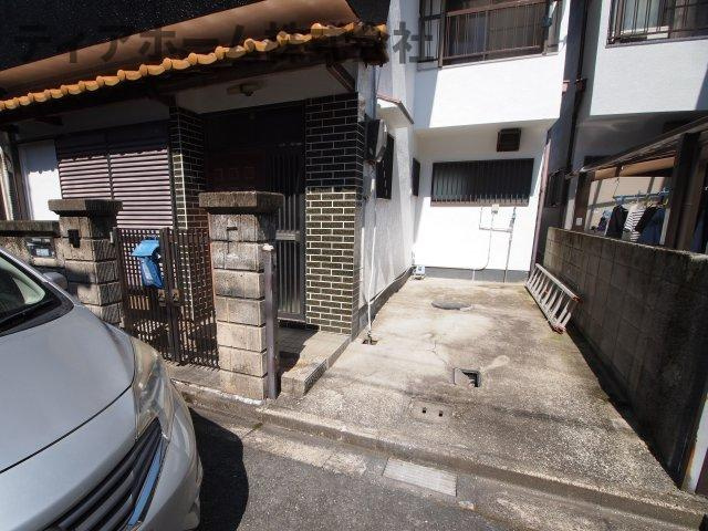 磯野戸建ての駐車場