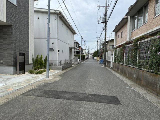 市川市中国分２丁目新築戸建の前面道路含む現地写真|北側前面道路・幅員約5.2ｍ