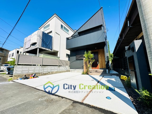 藤沢市辻堂4丁目　ハイグレード仕様　新築戸建の前面道路含む現地写真