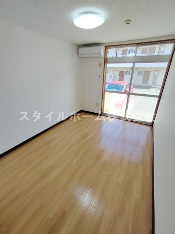 シティハイツ山本Ｂ棟の居間・リビング