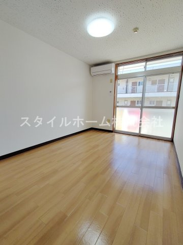 シティハイツ山本Ｂ棟の居間・リビング