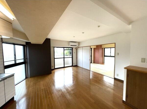 ヴィアーレマルフク南館の居間・リビング