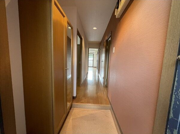 ヴィアーレマルフク南館の玄関