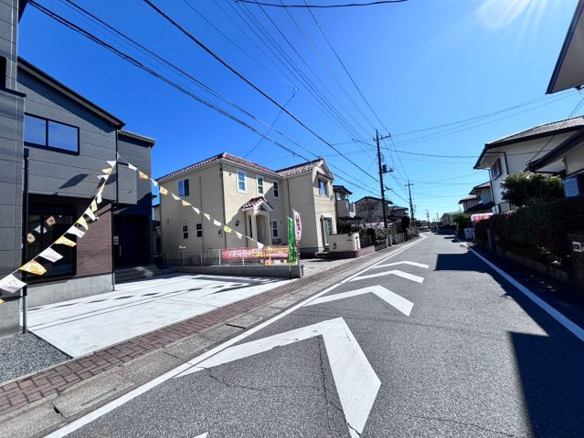 蓮田市関山　3期　新築一戸建て　ケイアイクラフトピット　01の前面道路含む現地写真