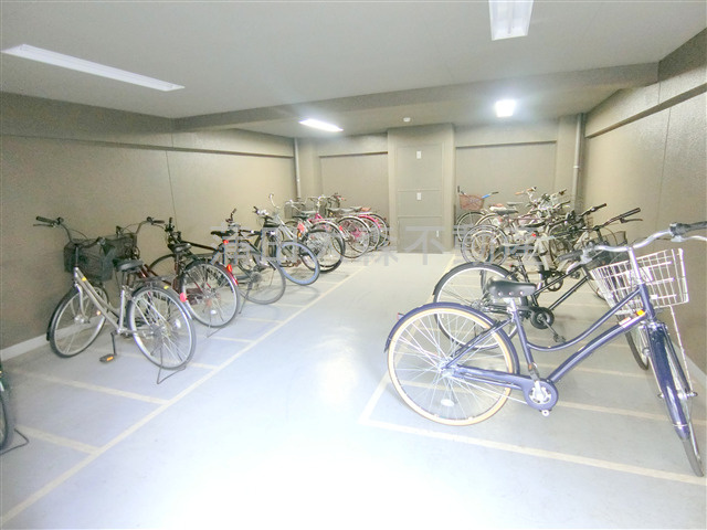 ルーブル蒲田六番館のその他共用部分|屋根付き無料駐輪場　シールを貼って頂きます。