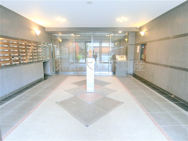 ルーブル蒲田六番館のエントランス|防犯カメラTVモニター付オートロック宅配BOXメールBOX管理人室　エントランス　