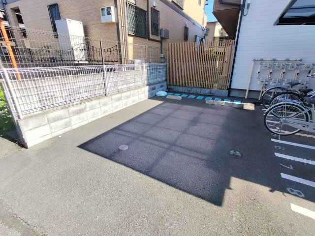 イーストタウンMTKの駐車場