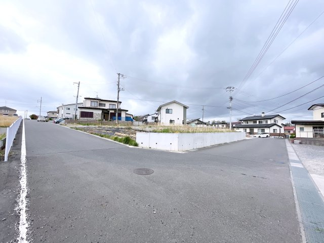郡山市富田西5丁目　住宅用地の前面道路含む現地写真