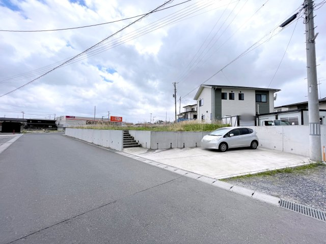 郡山市富田西5丁目　住宅用地の前面道路含む現地写真|東側道路　駐車場有