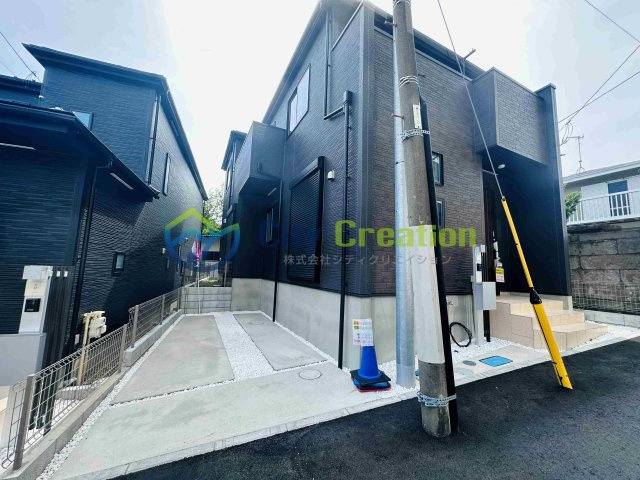 茅ケ崎市本村　新築戸建ての前面道路含む現地写真