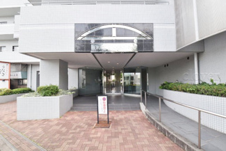【エントランス】 | お客様を、そして住人を出迎えてくれるマンションのエントランス。ゴミが落ちていないことからも、管理状態の良さや住民の節度の高さが見て取れます。～即日のご見学可能～　お問合せはお気軽にどうぞ。
