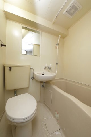 モンテベルデエイトの浴室|303号室