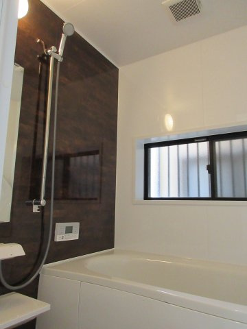 昭島市緑町2丁目　中古戸建の浴室|のびのび一坪タイプのバスルーム。