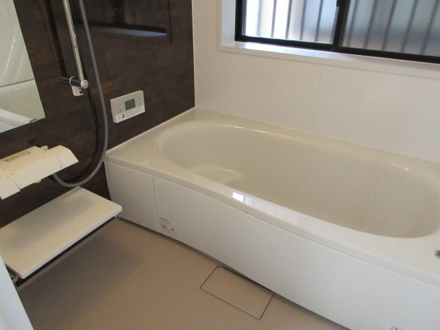 昭島市緑町2丁目　中古戸建の浴室|お子様と一緒に入っても足を伸ばしてゆっくり入れますよ♪