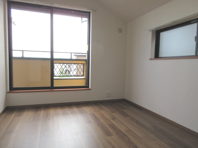 昭島市緑町2丁目　中古戸建の洋室|約6.0帖　バルコニーに面した明るいお部屋です♪