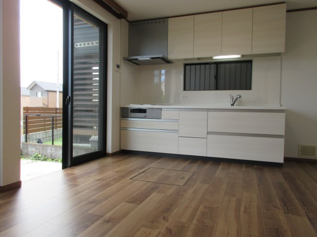 昭島市緑町2丁目　中古戸建の居間・リビング|DK約9.5帖