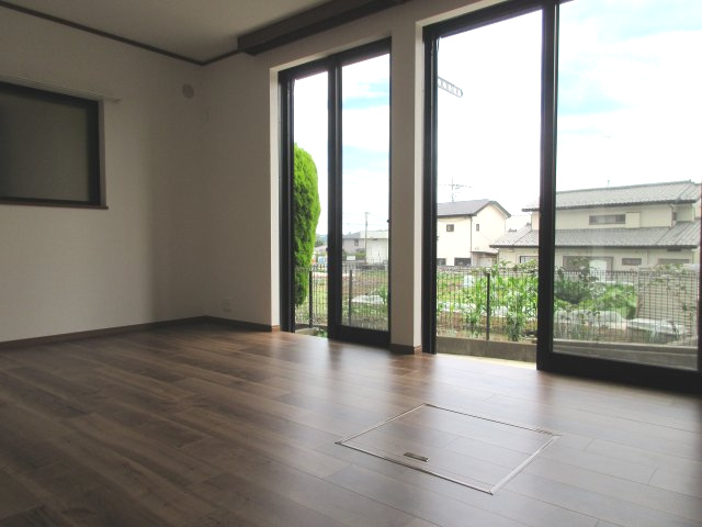 昭島市緑町2丁目　中古戸建の居間・リビング|DK約9.5帖