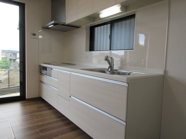 昭島市緑町2丁目　中古戸建のキッチン|システムキッチン交換済できれいです☆